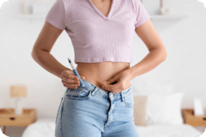 Mulher de meia-idade segurando a pele abdominal e usando uma caneta injetora (como para insulina ou outros hormônios/peptídeos), simbolizando modulação hormonal, tratamento metabólico ou controle da inflamação.